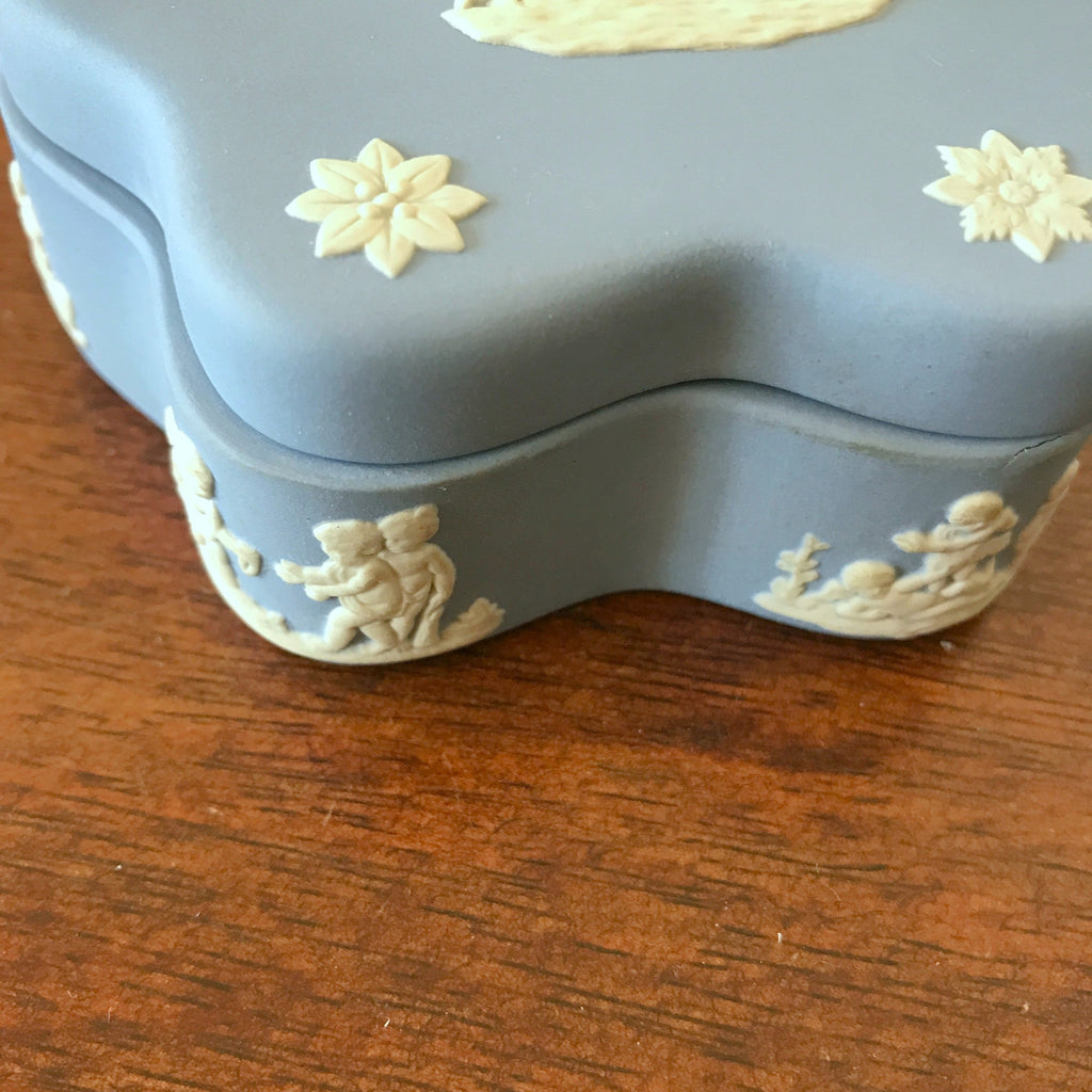Petite boîte décorative vintage bleu ciel en porcelaine Jasperware Wedgwood par Hello Broc brocante en ligne