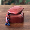 Boîte à bijoux vintage carrée 11 x 11 cm en céramique émaillée bordeaux années 50 par Hello Broc brocante en ligne