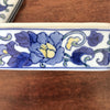Boîte à bijoux rectangulaire en céramique décor fleurs bleues dimensions 19.5 cm x 10 cm par Hello Broc brocante en ligne