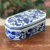Boîte à bijoux rectangulaire en céramique décor fleurs bleues dimensions 19.5 cm x 10 cm par Hello Broc brocante en ligne