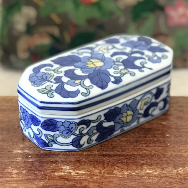 Boîte à bijoux rectangulaire en céramique décor fleurs bleues dimensions 19.5 cm x 10 cm par Hello Broc brocante en ligne