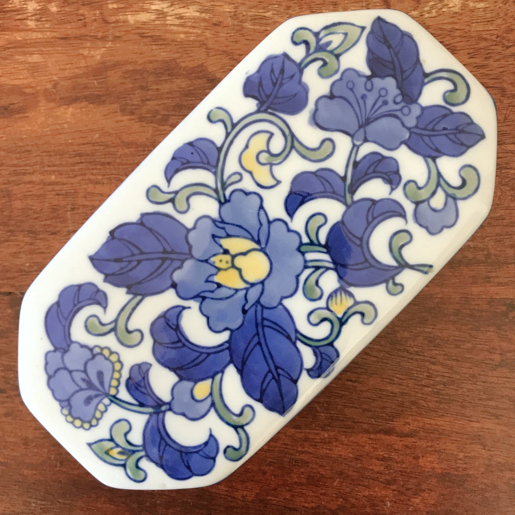 Boîte à bijoux rectangulaire en céramique décor fleurs bleues dimensions 19.5 cm x 10 cm par Hello Broc brocante en ligne