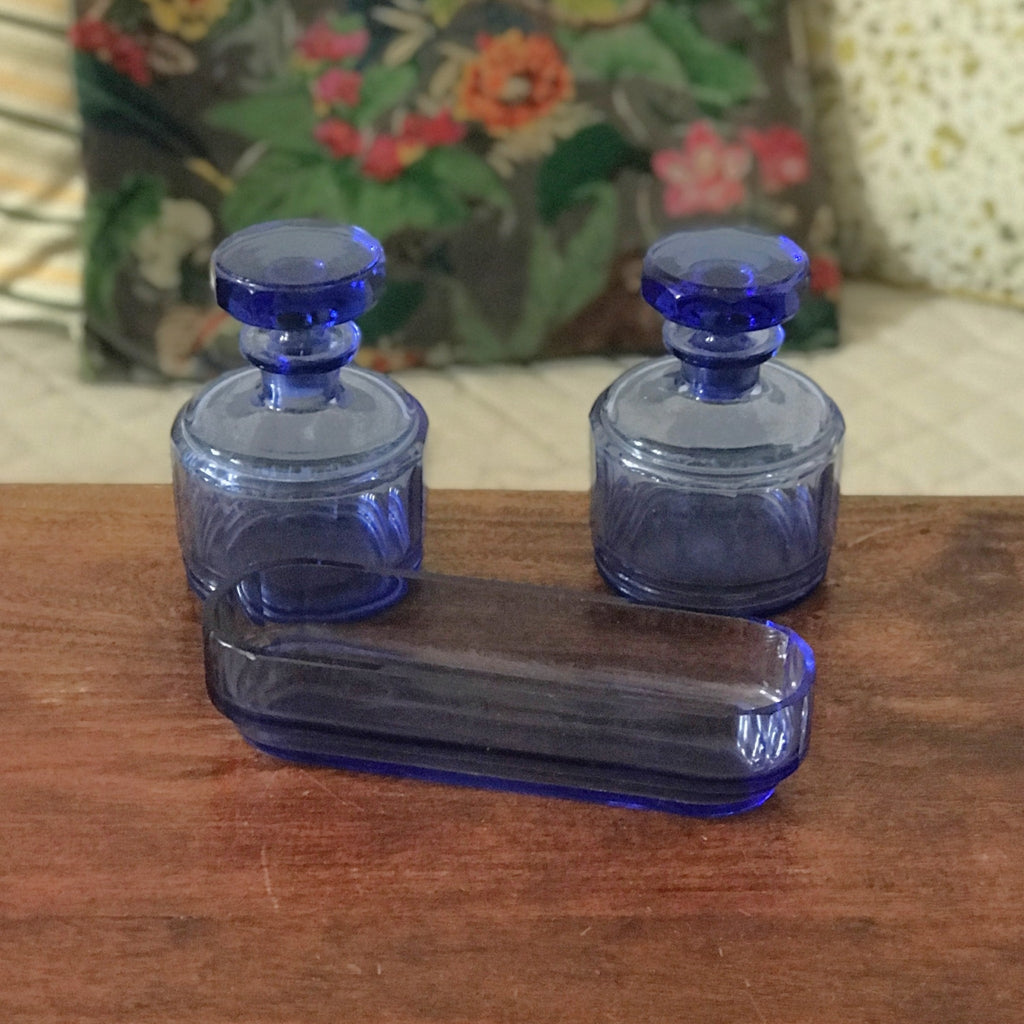 Ensemble garniture de toilette en verre moulé bleu par Hello Broc brocante en ligne