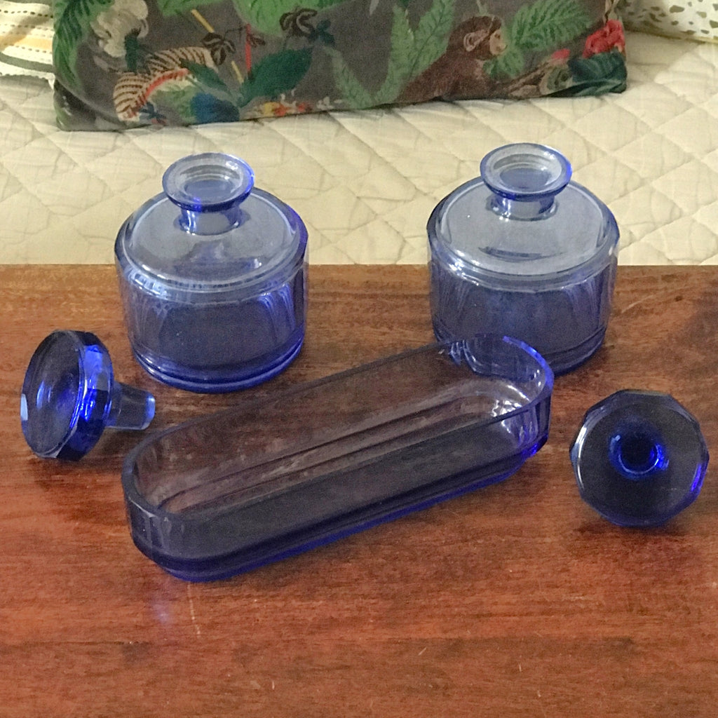 Ensemble garniture de toilette en verre moulé bleu par Hello Broc brocante en ligne