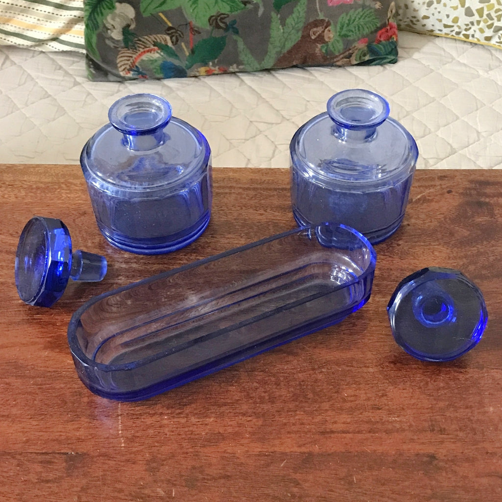 Ensemble garniture de toilette en verre moulé bleu par Hello Broc brocante en ligne