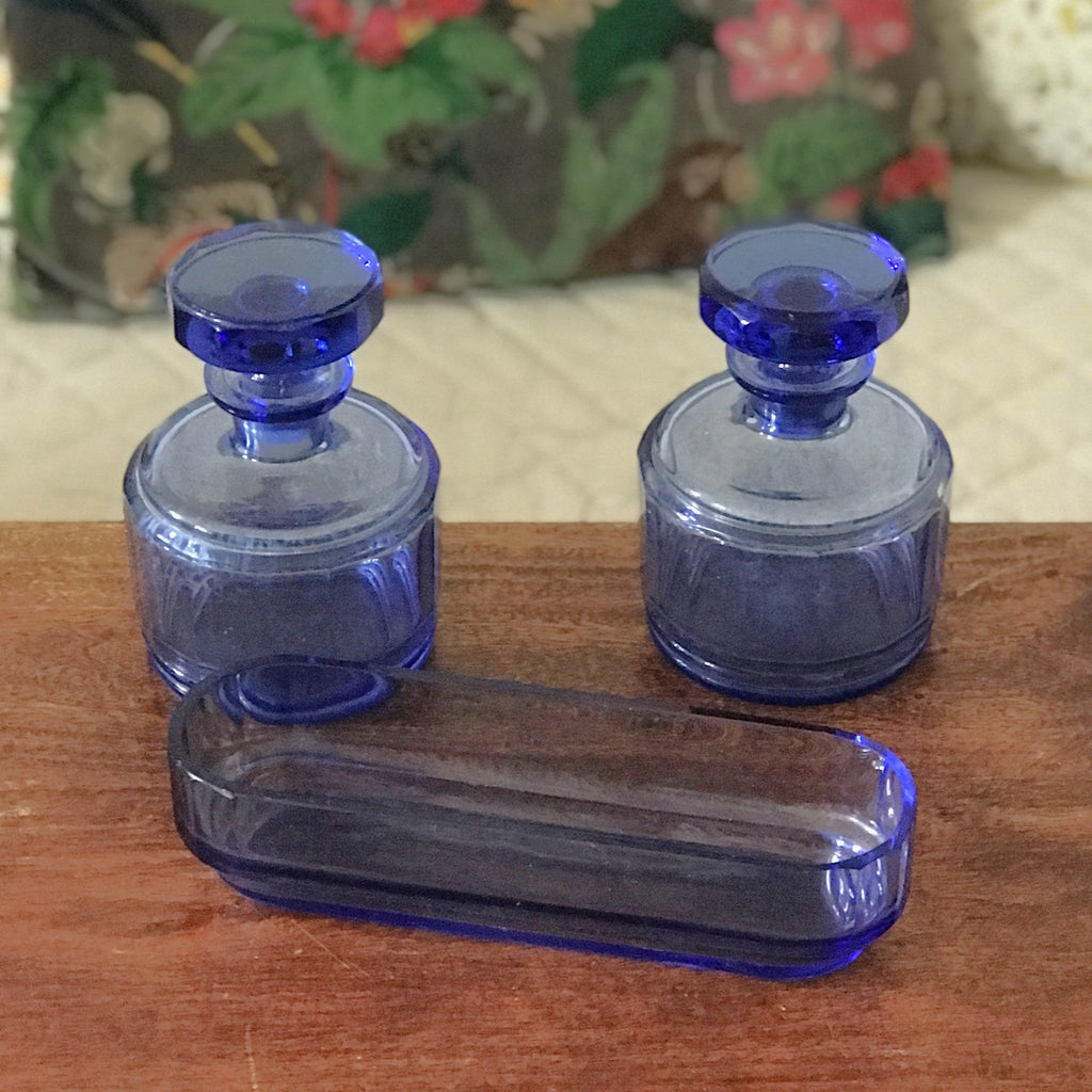 Ensemble garniture de toilette en verre moulé bleu par Hello Broc brocante en ligne