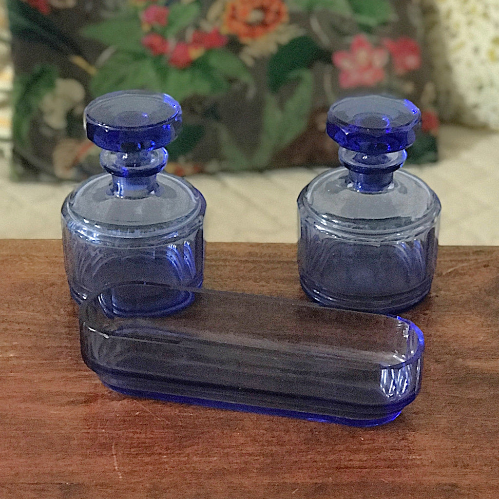 Ensemble garniture de toilette en verre moulé bleu par Hello Broc brocante en ligne