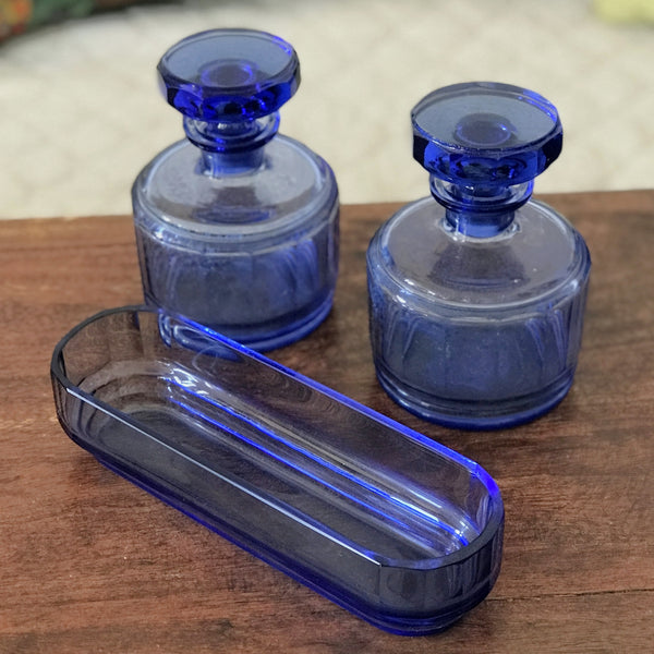 Ensemble garniture de toilette en verre moulé bleu par Hello Broc brocante en ligne