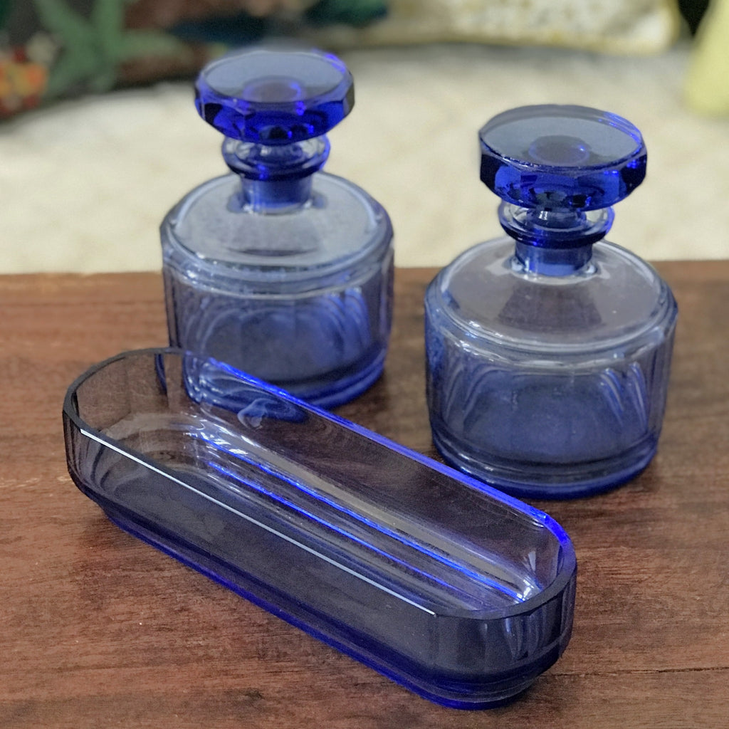 Ensemble garniture de toilette en verre moulé bleu par Hello Broc brocante en ligne