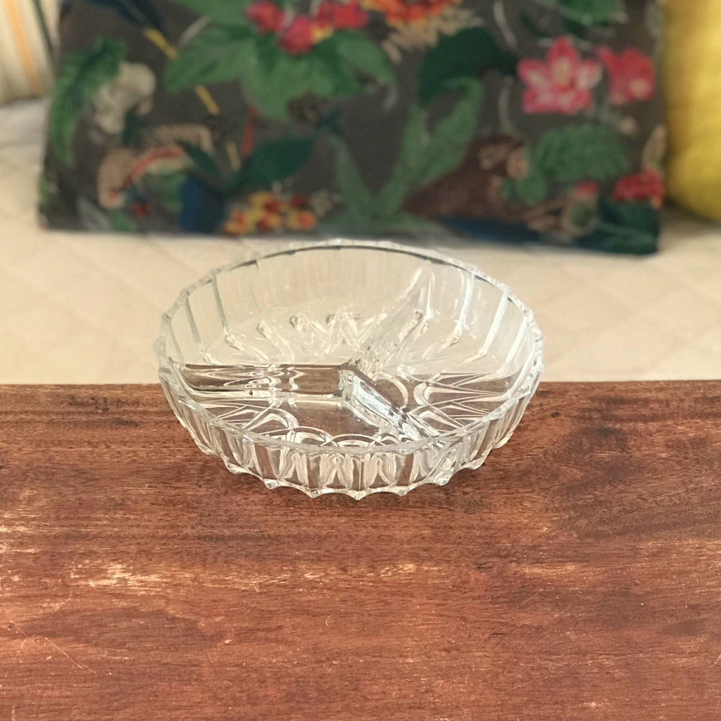 Plat apéritif vintage dit mendiant en verre moulé Lever motif étoile diamètre 18 cm par Hello Broc brocante en ligne
