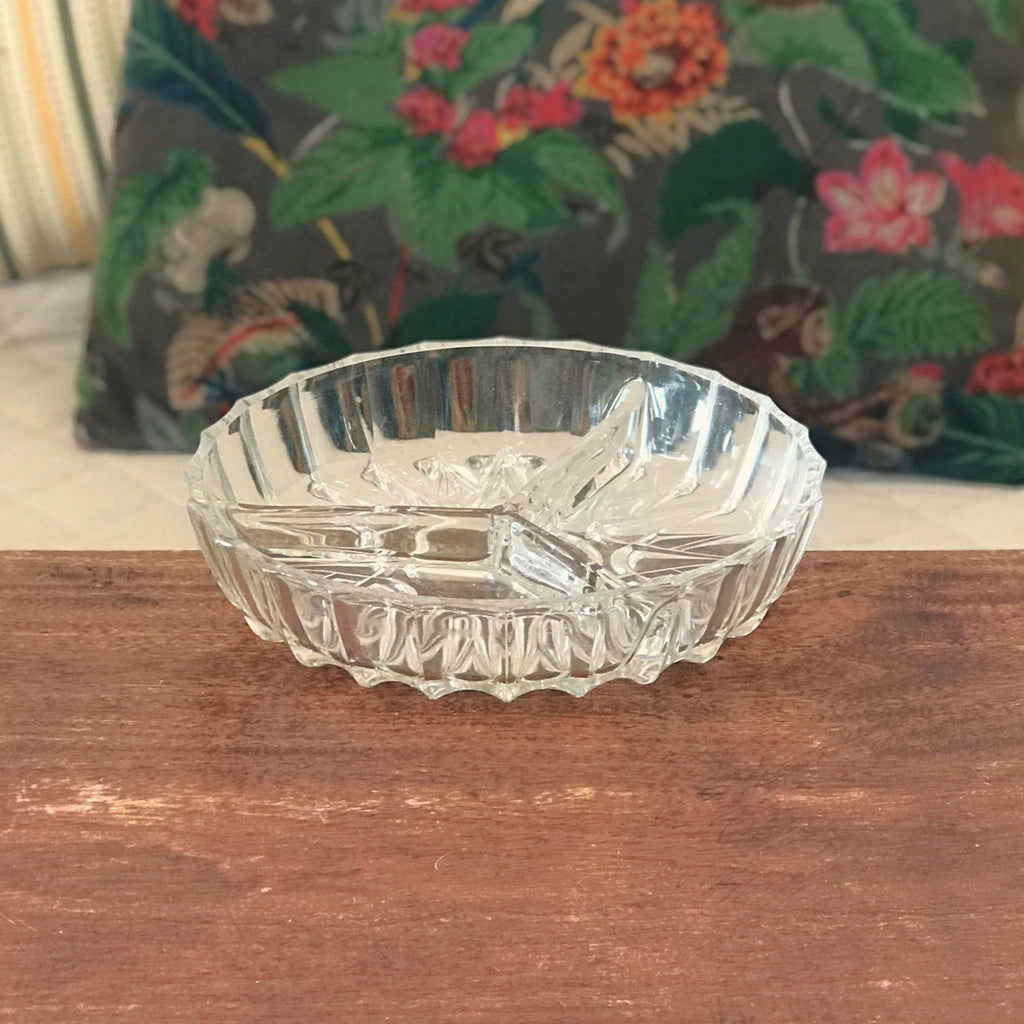 Plat apéritif vintage dit mendiant en verre moulé Lever motif étoile diamètre 18 cm par Hello Broc brocante en ligne