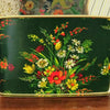 Grand plateau vintage rectangulaire avec poignées années 50 décor bouquets de fleurs multicolores sur fond vert sapin par Hello Broc brocante en ligne
