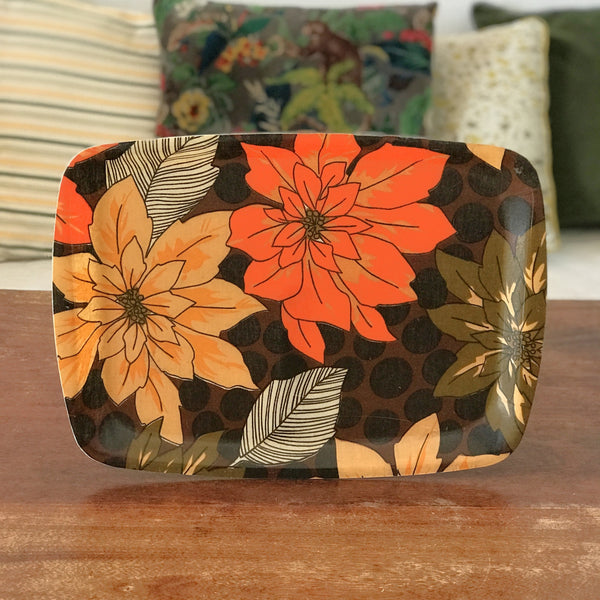 Plateau vintage années 70 décor fleurs en fibre de verre 41 cm x 31 cm par Hello Broc brocante en ligne