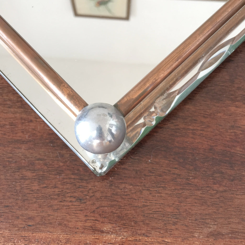 Grand plateau miroir biseauté rebords en cuivre et métal chromé Circa 1940 longueur 42 cm et largeur 30 cm par Hello Broc brocante en ligne