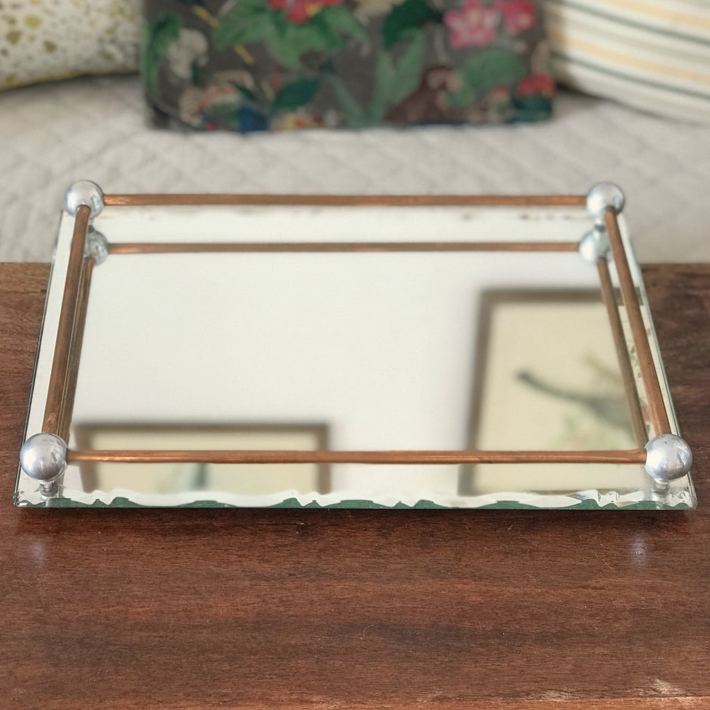 Grand plateau miroir biseauté rebords en cuivre et métal chromé Circa 1940 longueur 42 cm et largeur 30 cm par Hello Broc brocante en ligne