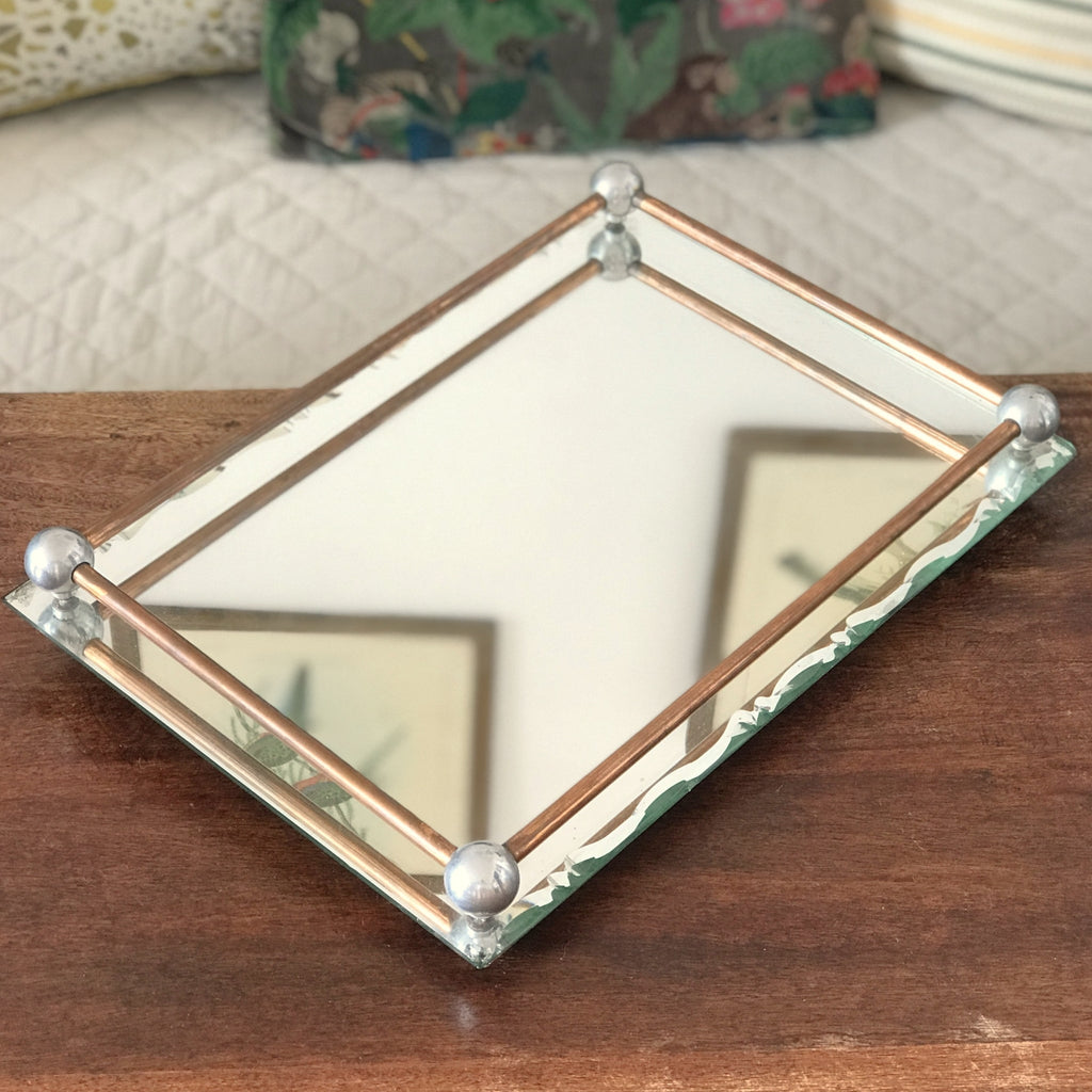 Grand plateau miroir biseauté rebords en cuivre et métal chromé Circa 1940 longueur 42 cm et largeur 30 cm par Hello Broc brocante en ligne