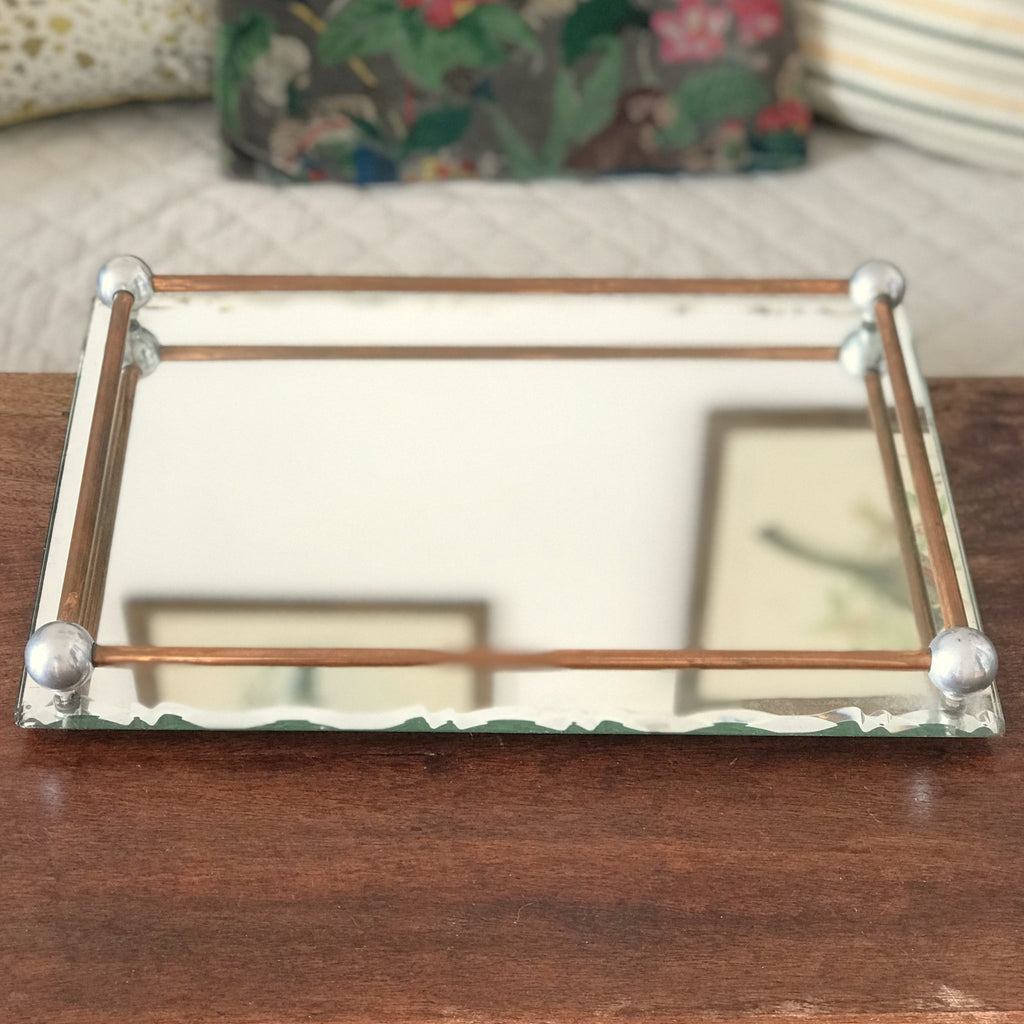 Grand plateau miroir biseauté rebords en cuivre et métal chromé Circa 1940 longueur 42 cm et largeur 30 cm par Hello Broc brocante en ligne