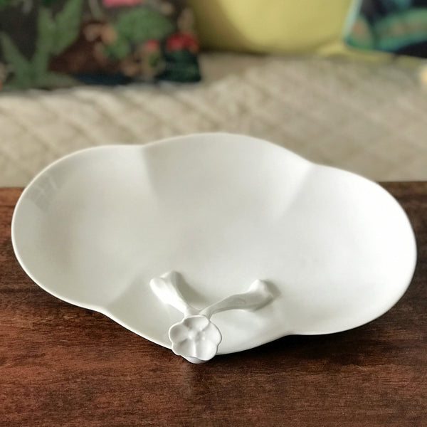 Grand ravier ou petit plat mendiant trilobé anse fleur en relief en porcelaine blanche de Limoges France par Hello Broc brocante en ligne