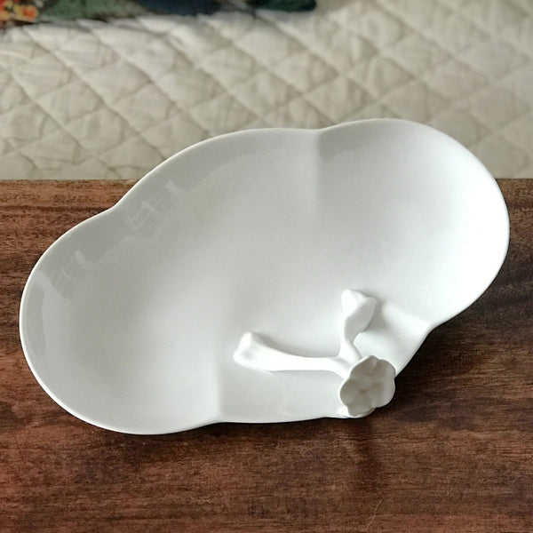 Grand ravier ou petit plat mendiant trilobé anse fleur en relief en porcelaine blanche de Limoges France par Hello Broc brocante en ligne