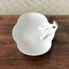 Grand ravier ou petit plat mendiant trilobé anse fleur en relief en porcelaine blanche de Limoges France par Hello Broc brocante en ligne