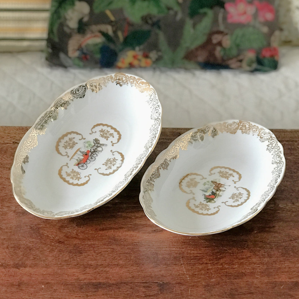 Lot de 2 raviers décor calèche et dorée Véritable porcelaine du Berry par Hello Broc brocante en ligne