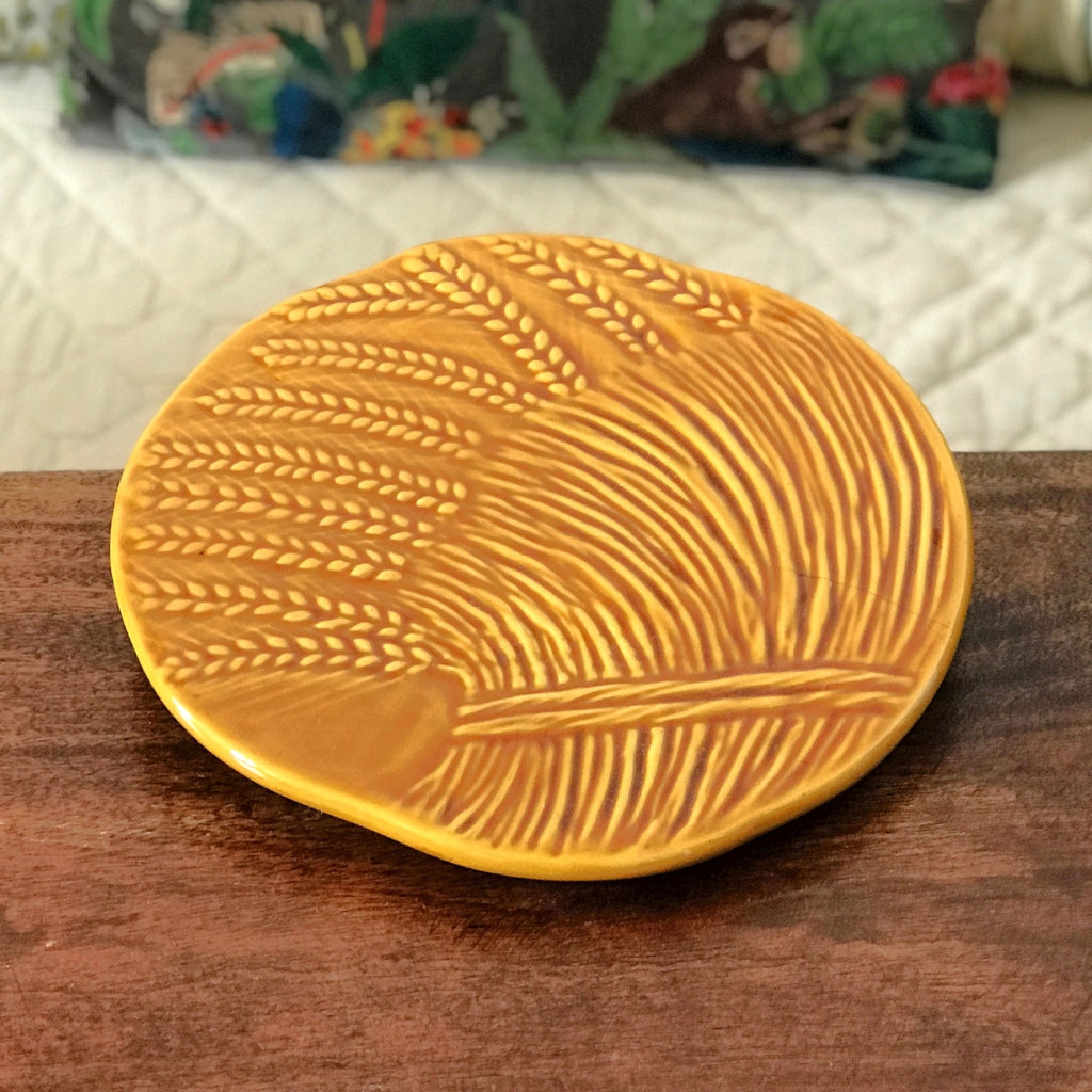 Dessous de plat décoration de table en céramique jaune de Vallauris Epis de blé par Hello Broc brocante en ligne