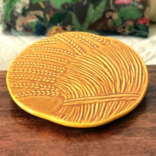 Dessous de plat décoration de table en céramique jaune de Vallauris Epis de blé par Hello Broc brocante en ligne