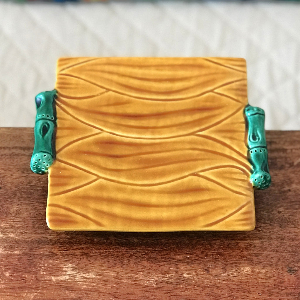 Dessous de plat ou présentoir carré en céramique jaune moutarde et vert de Vallauris A. Ferlay par Hello Broc brocante en ligne