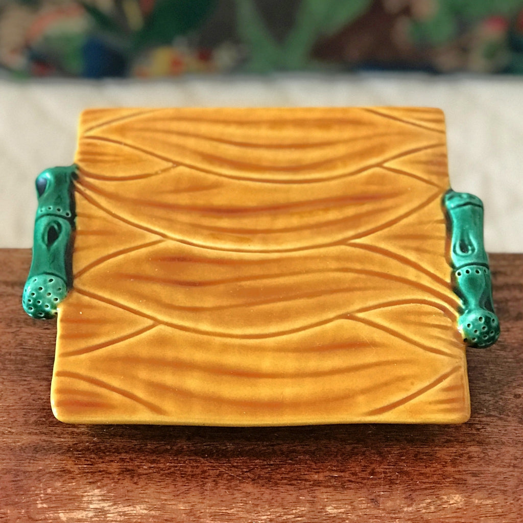 Dessous de plat ou présentoir carré en céramique jaune moutarde et vert de Vallauris A. Ferlay par Hello Broc brocante en ligne