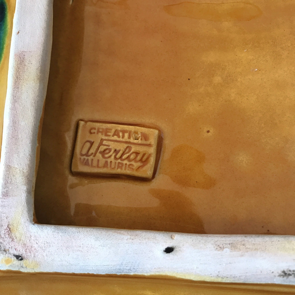 Dessous de plat ou présentoir carré en céramique jaune moutarde et vert de Vallauris A. Ferlay par Hello Broc brocante en ligne