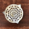 Dessous de plat rond ancien en fonte émaillée blanche Decotec Made in France diamètre de 21,5 cm par Hello Broc brocante en ligne