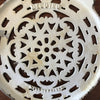 Dessous de plat rond ancien en fonte émaillée blanche Decotec Made in France diamètre de 21,5 cm par Hello Broc brocante en ligne