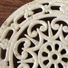 Dessous de plat rond ancien en fonte émaillée blanche Decotec Made in France diamètre de 21,5 cm par Hello Broc brocante en ligne
