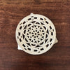 Dessous de plat rond ancien en fonte émaillée blanche Decotec Made in France diamètre de 21,5 cm par Hello Broc brocante en ligne