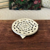 Dessous de plat rond ancien en fonte émaillée blanche Decotec Made in France diamètre de 21,5 cm par Hello Broc brocante en ligne