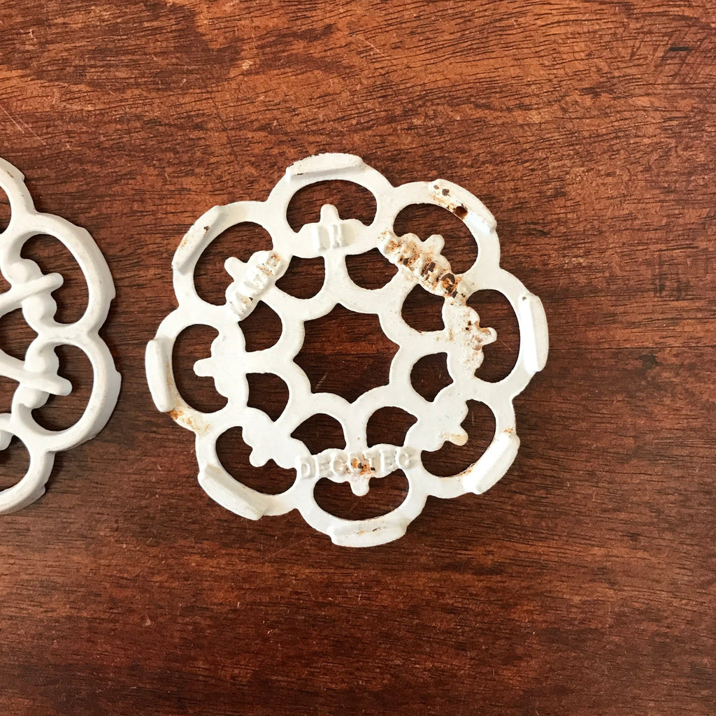 Paire de petits dessous de plat en fonte blanche Decotec France diamètre 10,5 cm chaque par Hello Broc brocante en ligne