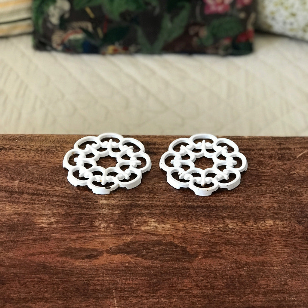 Paire de petits dessous de plat en fonte blanche Decotec France diamètre 10,5 cm chaque par Hello Broc brocante en ligne