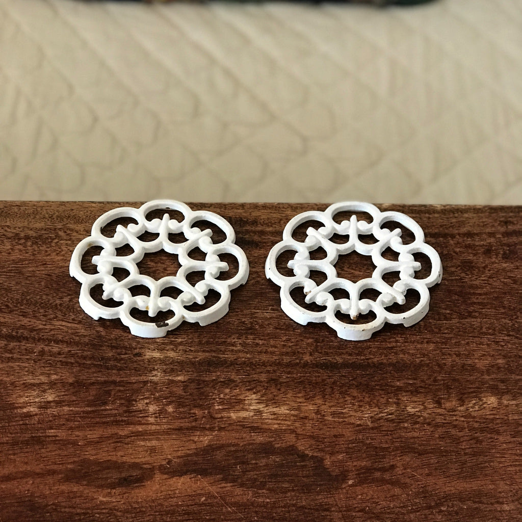 Paire de petits dessous de plat en fonte blanche Decotec France diamètre 10,5 cm chaque par Hello Broc brocante en ligne