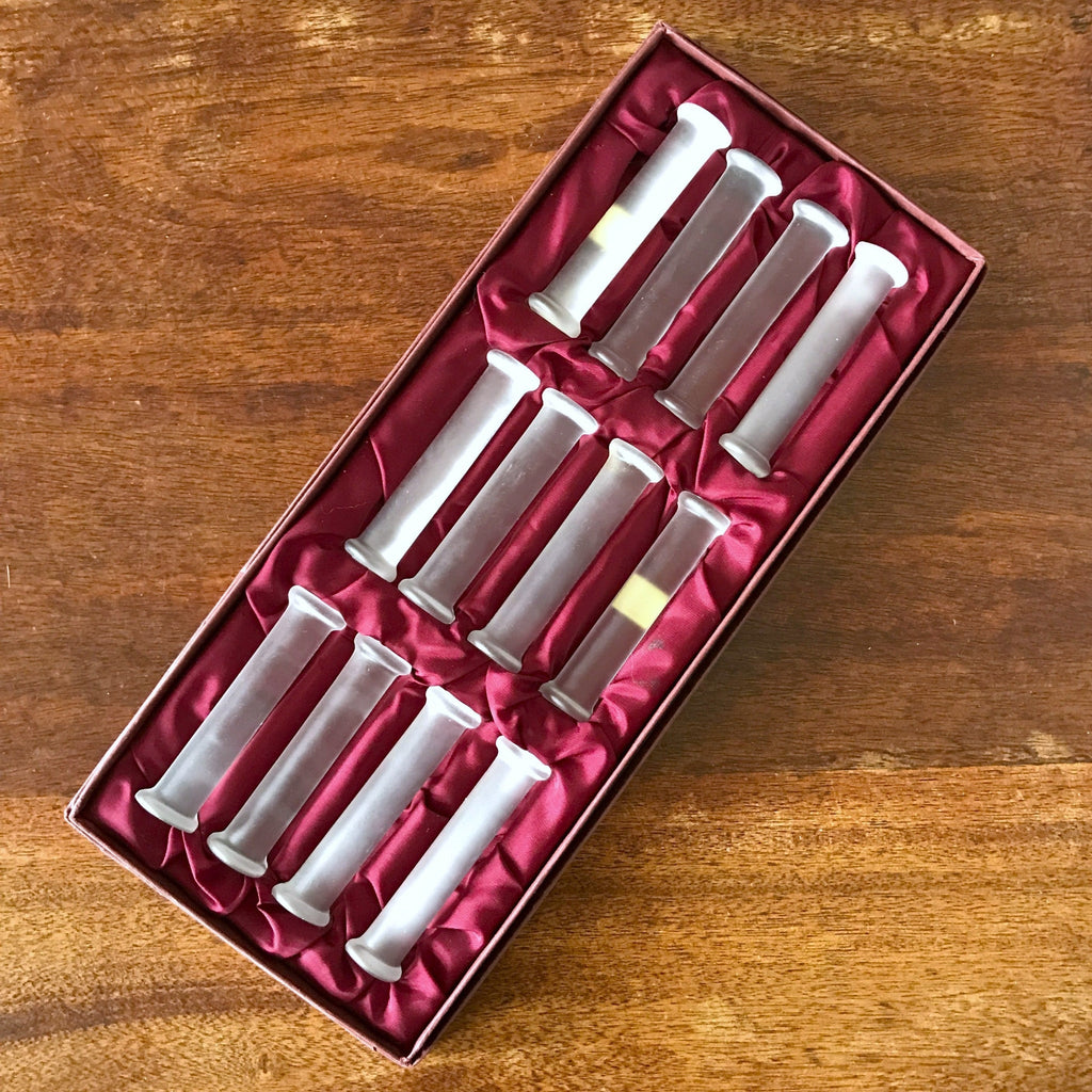 Lot de 12 porte-couteaux en cristal dans leur écrin d'origine Cristal E. Bourdon par Hello Broc brocante en ligne