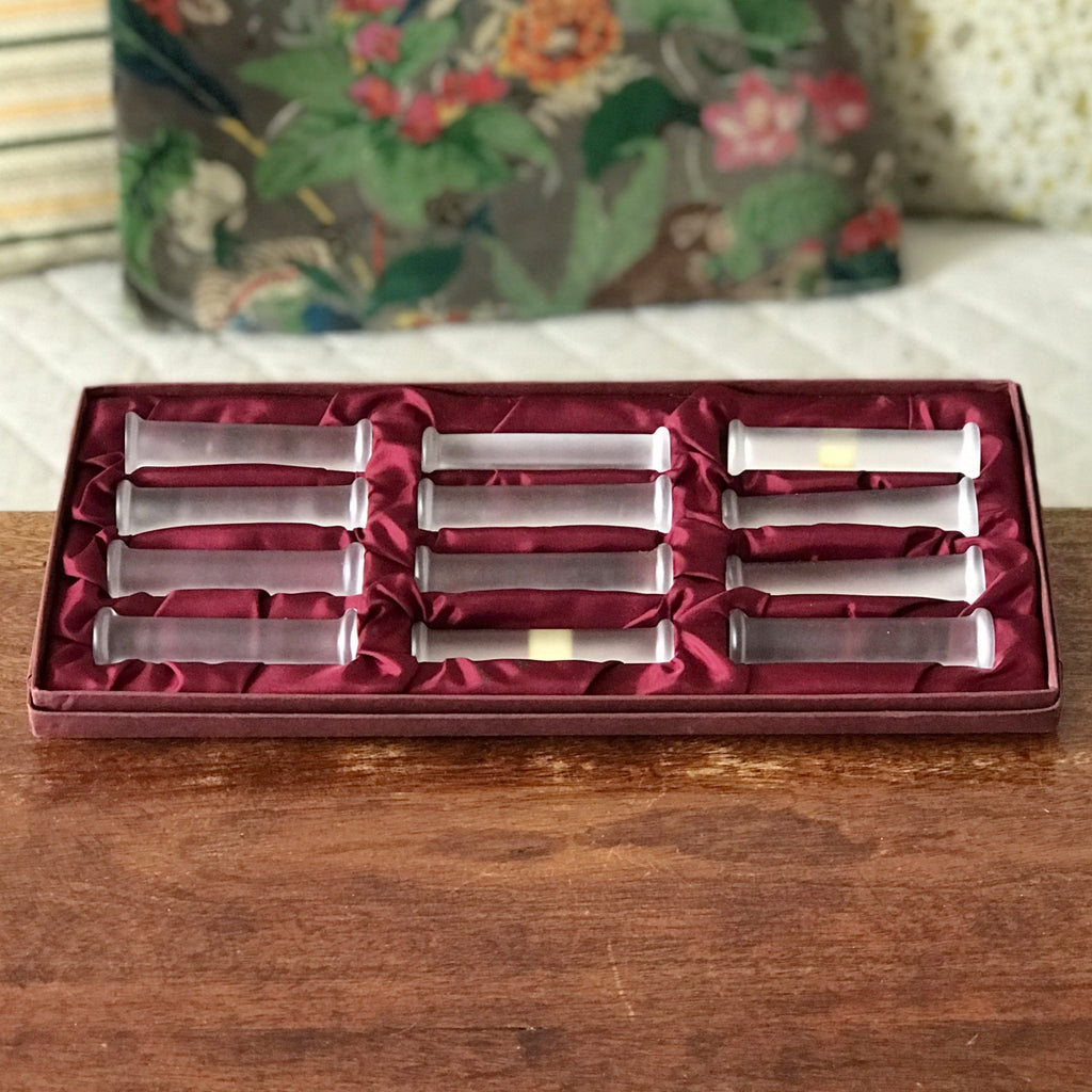 Lot de 12 porte-couteaux en cristal dans leur écrin d'origine Cristal E. Bourdon par Hello Broc brocante en ligne