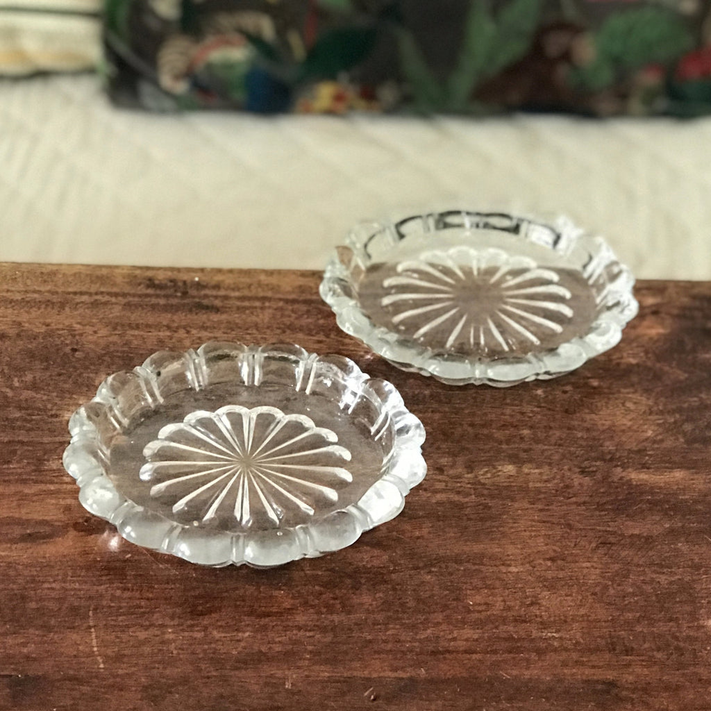 Lot de 2 dessous de bouteille en verre moulé rebord polylobé par Hello Broc brocante en ligne