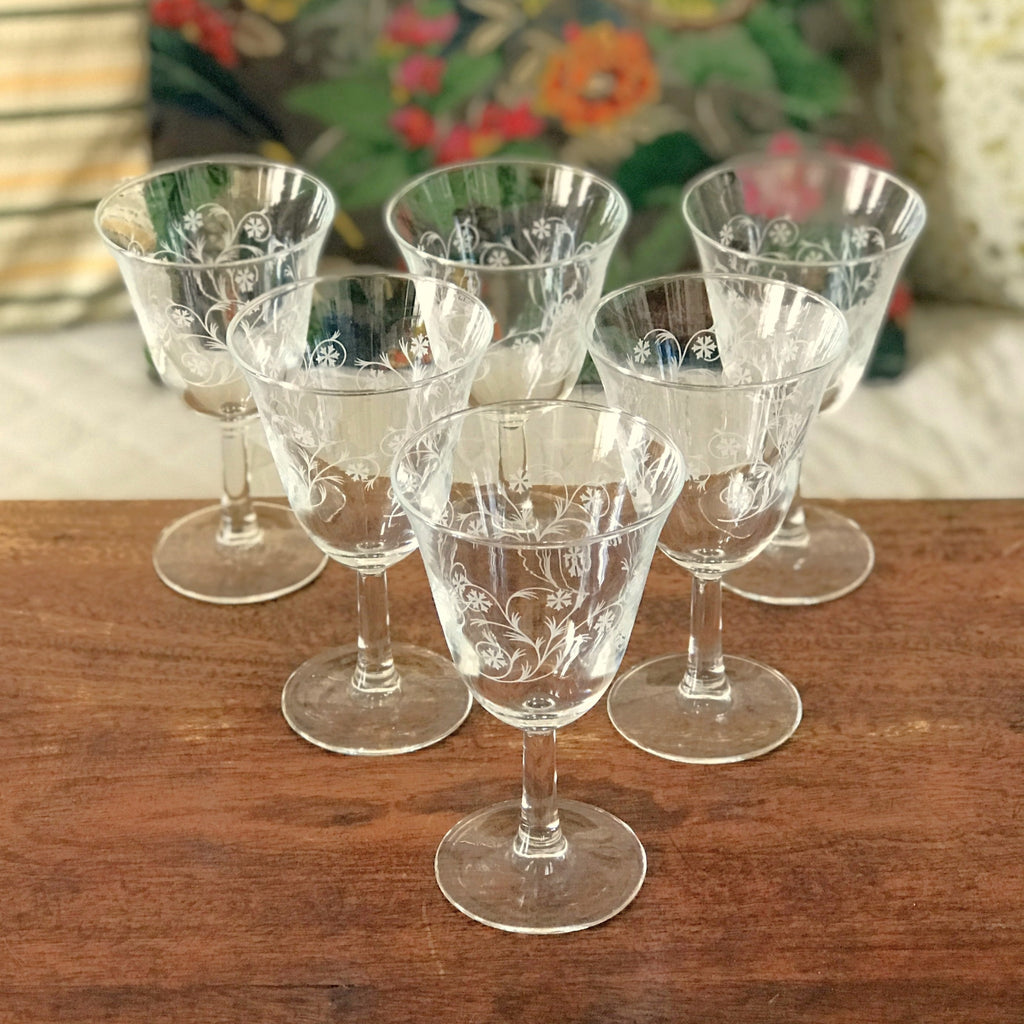 Lot de 6 verres à vin sur pied forme tulipe motifs volutes et croix modèle Enghien par Luminarc contenance de 14 cl hauteur 14,5 cm par Hello Broc brocante en ligne
