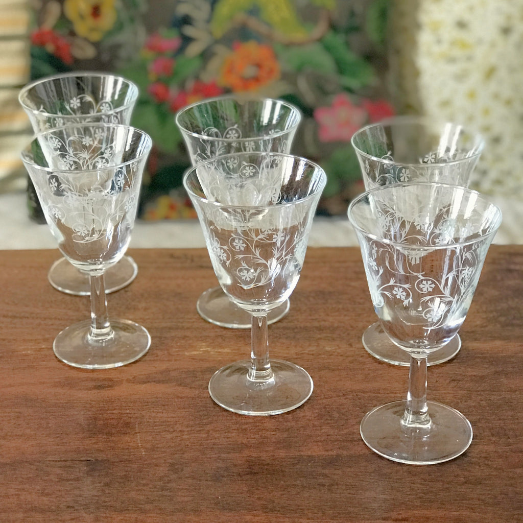 Lot de 6 verres à vin sur pied forme tulipe motifs volutes et croix modèle Enghien par Luminarc contenance de 14 cl hauteur 14,5 cm par Hello Broc brocante en ligne