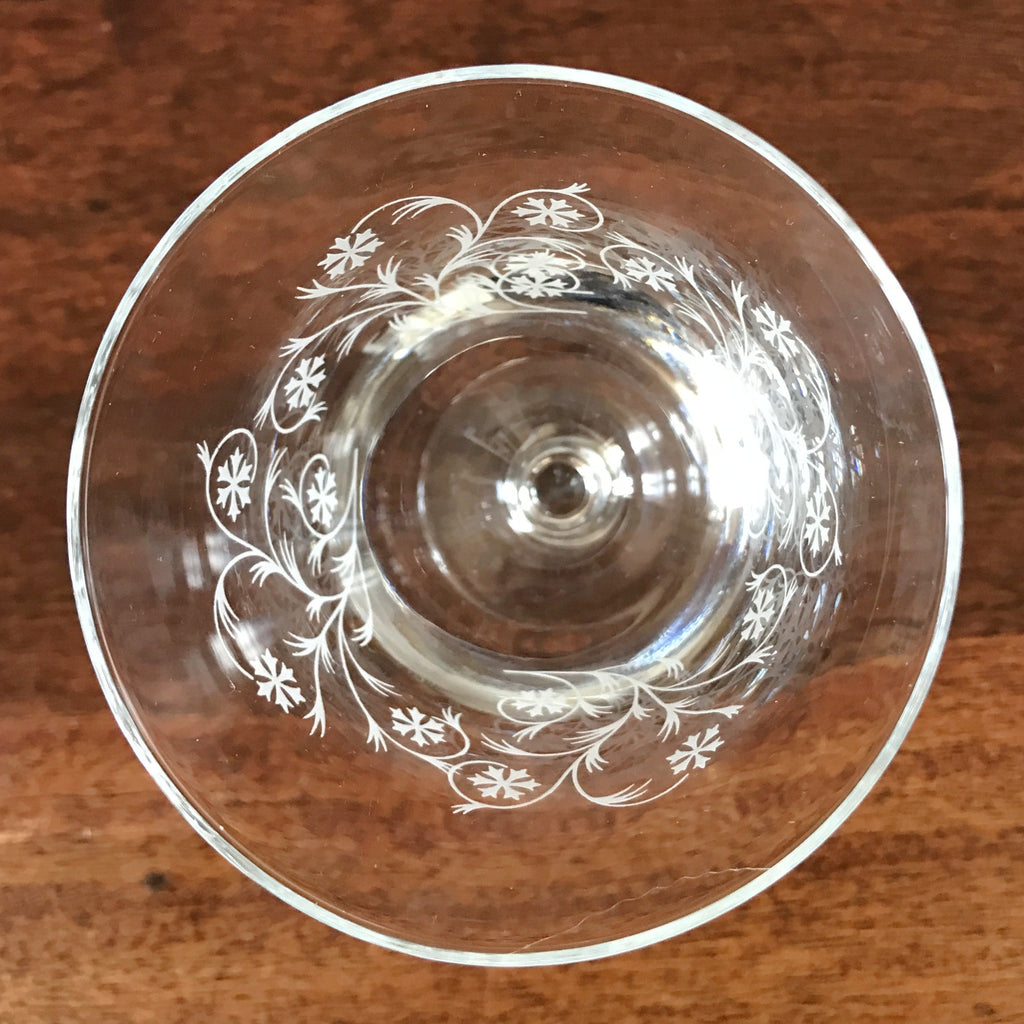Lot de 6 verres à vin sur pied forme tulipe motifs volutes et croix modèle Enghien par Luminarc contenance de 14 cl hauteur 14,5 cm par Hello Broc brocante en ligne