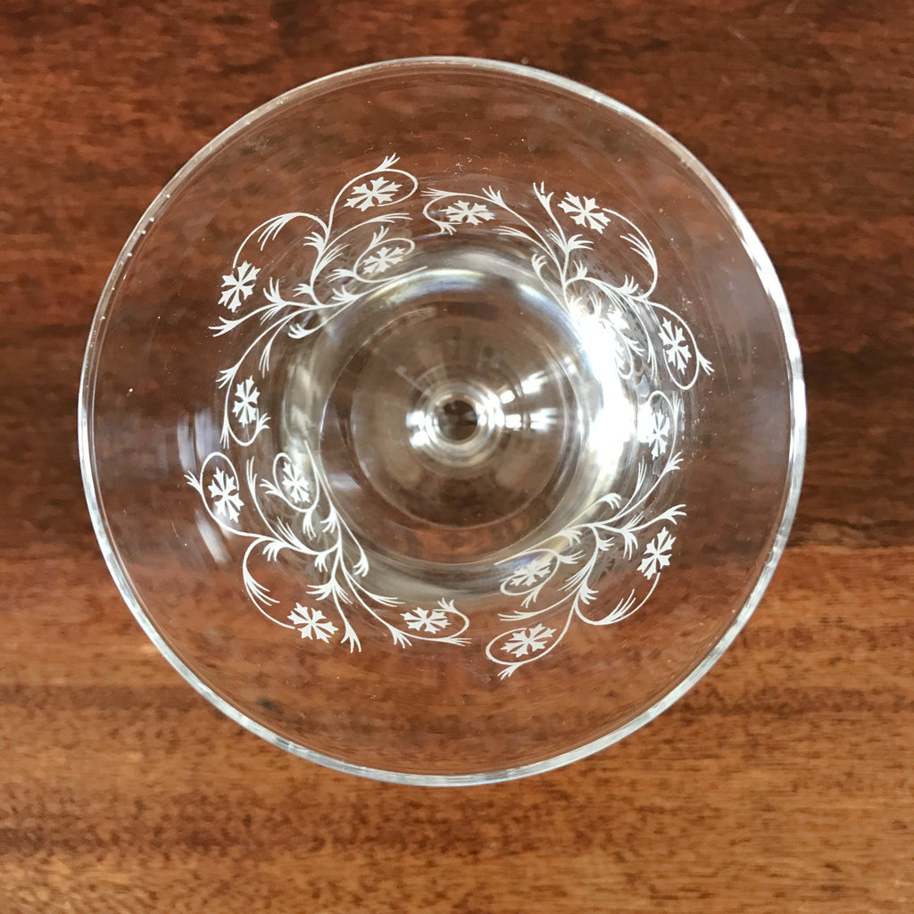 Lot de 5 verres à vin sur pied forme tulipe motifs vintage volutes et croix par Hello Broc brocante en ligne