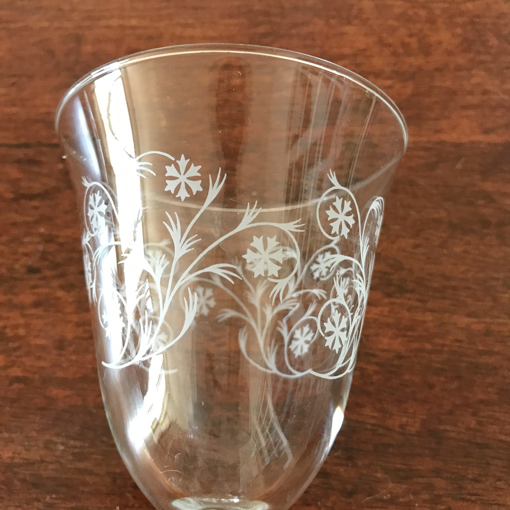 Lot de 5 verres à vin sur pied forme tulipe motifs vintage volutes et croix par Hello Broc brocante en ligne