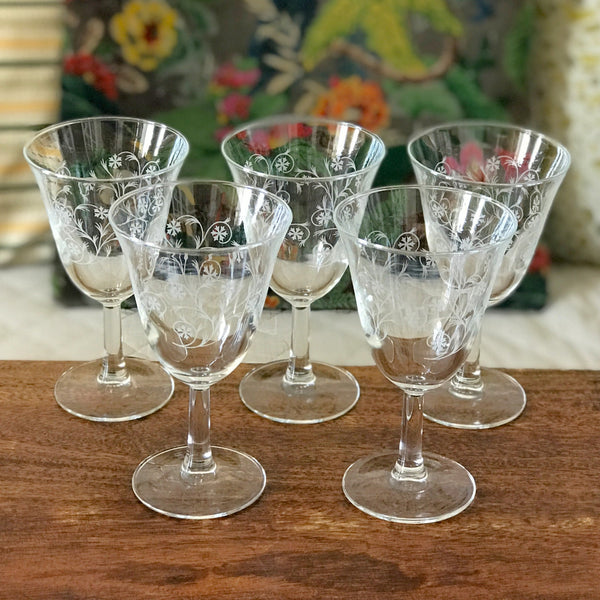 Lot de 5 verres à vin sur pied forme tulipe motifs vintage volutes et croix par Hello Broc brocante en ligne