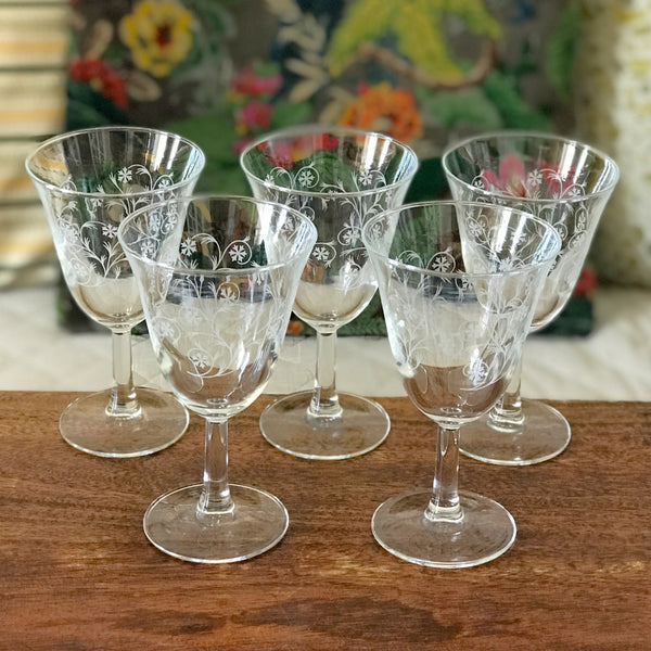 Lot de 5 verres à vin sur pied forme tulipe motifs vintage volutes et croix par Hello Broc brocante en ligne