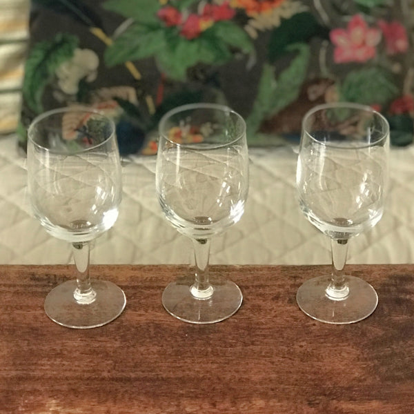 Lot de 3 verres à vin en cristal de Bohème contenance de 15 cl par Hello Broc brocante en ligne