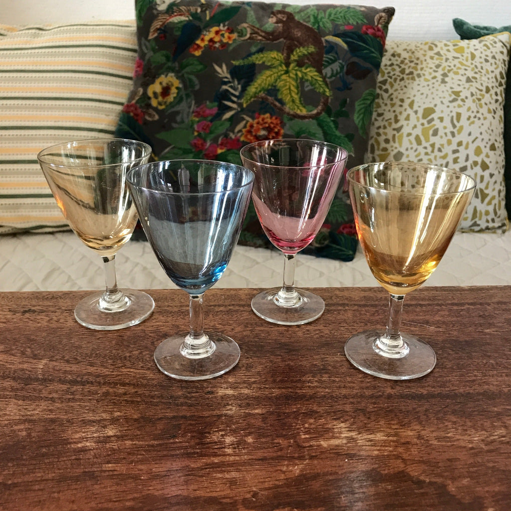 Lot de 4 verres à vin cuit multicolores de forme évasée sur pied par Hello Broc brocante en ligne